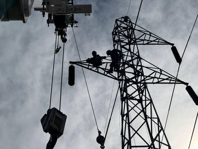 COLONIA POPULAR: AVANZAN LAS OBRAS DEFINITIVAS PARA REPARAR LA LÍNEA DE ALTA TENSIÓN DAÑADA POR EL TORNADO