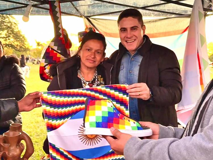 ”MANOS DE NUESTRA TIERRA”: EXITOSO ENCUENTRO DE ARTESANOS ORIGINARIOS EN EL PARQUE DE LA DEMOCRACIA