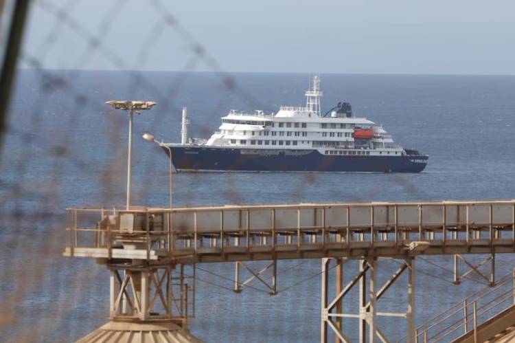 EL CRUCERO 'AMBITION' EN CUARENTENA: CONFINAN A 1.700 PERSONAS EN FRANCIA TRAS LA MUERTE DE UN PASAJERO