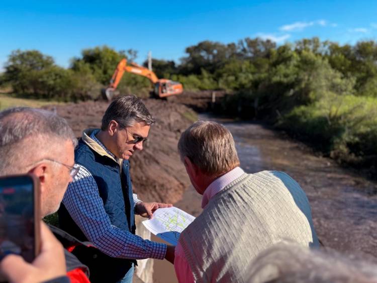 TRES ISLETAS: EL GOBERNADOR ZDERO SUPERVISÓ LA LIMPIEZA DE CANALES RURALES PARA PREVENIR ANEGAMIENTOS