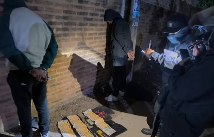 DEMORARON A DOS JÓVENES Y SECUESTRARON CASI 300 DOSIS DE COCAÍNA