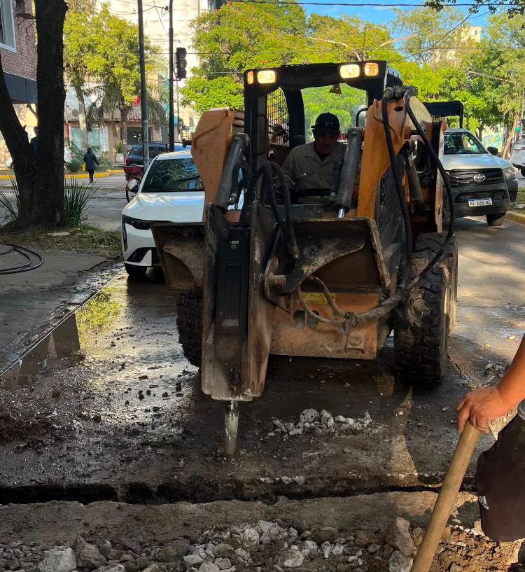 SAMEEP INTENSIFICÓ TRABAJOS DE AGUA POTABLE Y SANEAMIENTO EN DISTINTOS SECTORES DE RESISTENCIA