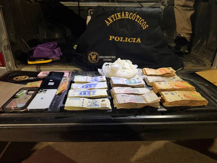 TRES MUJERES APREHENDIDAS CON MÁS DE 400 GRAMOS DE COCAÍNA Y MÁS DE OCHO MILLONES DE PESOS