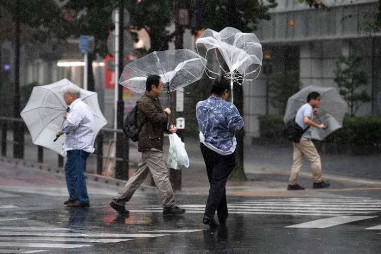 ALERTA MÁXIMA EN JAPÓN POR EL AVANCE DESTRUCTIVO DE UNA TORMENTA Y UN CICLÓN
