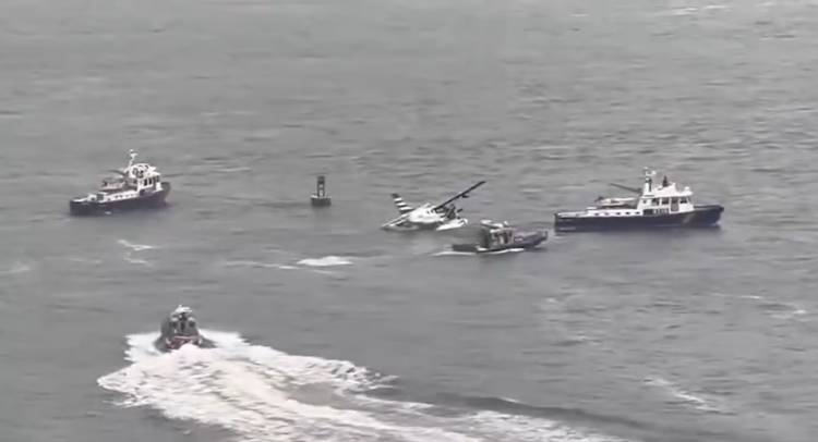 UNA AVIONETA CAYÓ EN EL EAST RIVER DE NUEVA YORK DURANTE UN ATERRIZAJE DE EMERGENCIA