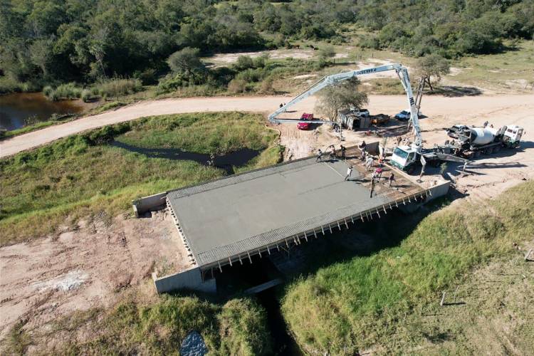 LA PAVIMENTACIÓN DE LA RUTA PROVINCIAL 30 ALCANZÓ EL PUENTE Y SE ACERCA A LAGUNA LIMPIA
