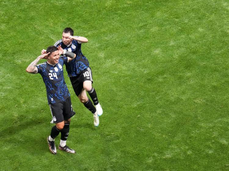 LA FUERTE EDITORIAL URUGUAYA CONTRA LOS HINCHAS CELESTES QUE APOYARON A INGLATERRA: “SOMOS UN PUEBLO ENVIDIOSO”