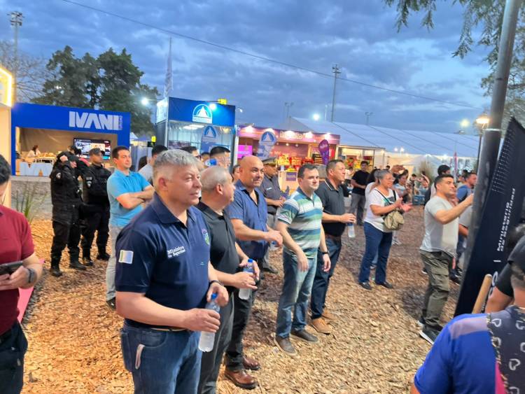 MATKOVICH ACOMPAÑÓ LA PRESENTACIÓN DE LAS BANDAS DE MÚSICA DE LA POLICÍA Y DEL SERVICIO PENITENCIARIO EN LA BIENAL INTERNACIONAL DE ESCULTURAS 2026