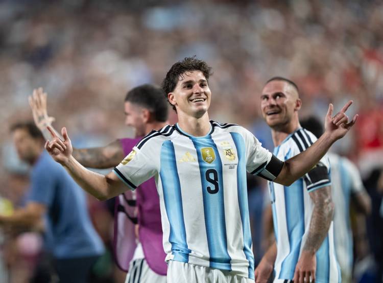“VAMOS A LEVANTARNOS, APRENDER Y SEGUIR”: LA REFLEXIÓN DE JULIÁN ÁLVAREZ TRAS LA CAÍDA DE LA SELECCIÓN ANTE ESPAÑA