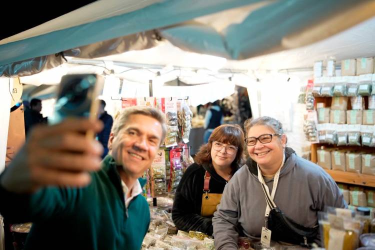 EL GOBERNADOR ZDERO COMPARTIÓ OTRA NOCHE DE BIENAL CON EMPRENDEDORES, TURISTAS Y LAS FAMILIAS