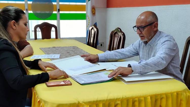 EL IPDUV Y EL MUNICIPIO DE LAGUNA BLANCA FIRMARON UN CONVENIO PARA LA CONSTRUCCIÓN DE VIVIENDAS