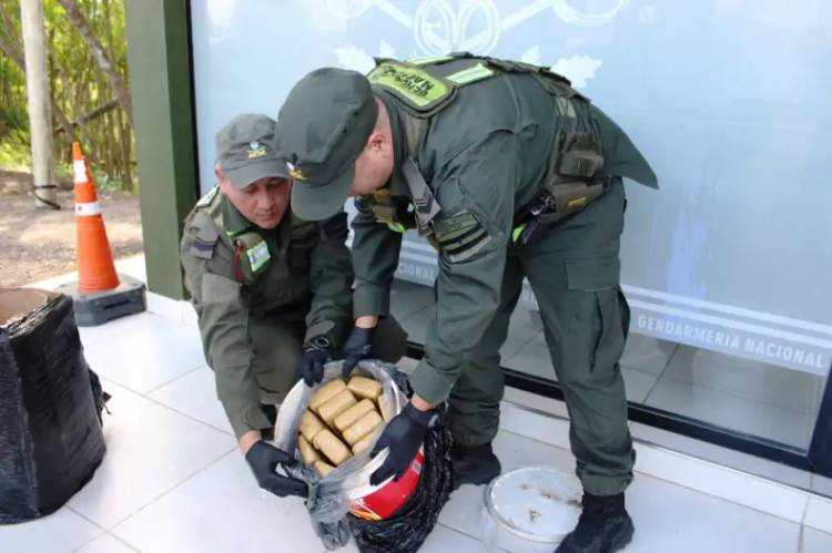 TRAÍAN MARIHUANA DE MISIONES A RESISTENCIA EN LATAS DE PINTURA Y LOS DETUVIERON EN EL PUENTE
